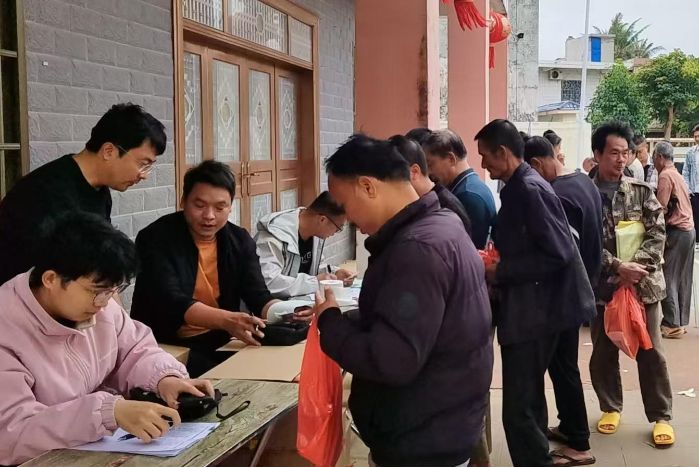與村民講解設備圖